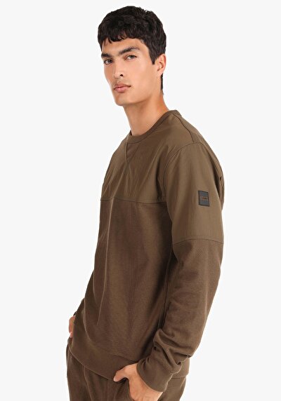 صورة من سويت شيرت رجالي عادي