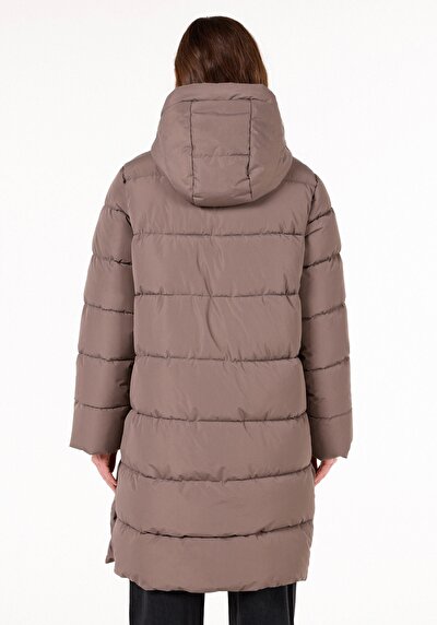 صورة من معطف نسائي مقاوم للماء مقنع مقنع مقنع عادي