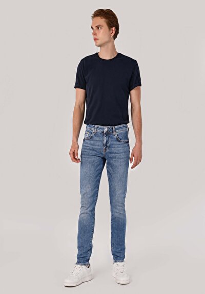 صورة من أزرق للرجال بناطيل