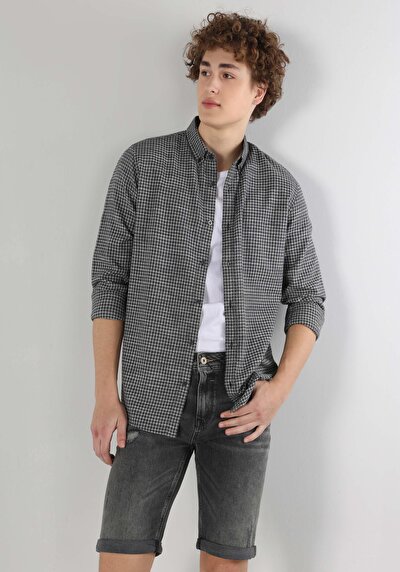 صورة من أسود للرجال قميص  كم طويل