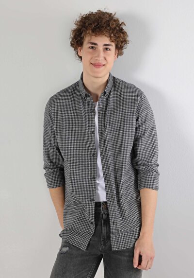 صورة من أسود للرجال قميص كم طويل