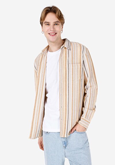 صورة من قميص عادي رقبة مخطط قميص بني كم طويل