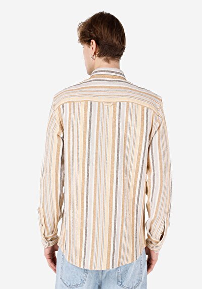 صورة من قميص عادي رقبة مخطط قميص بني كم طويل