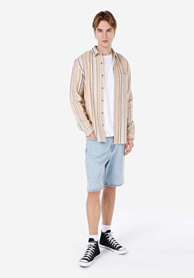 صورة من قميص عادي رقبة مخطط قميص بني كم طويل