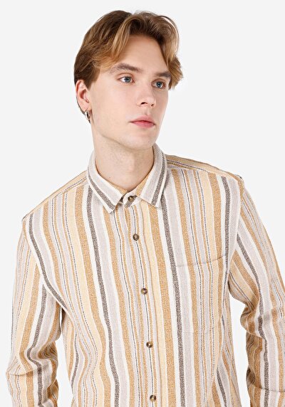 صورة من قميص عادي رقبة مخطط قميص بني كم طويل