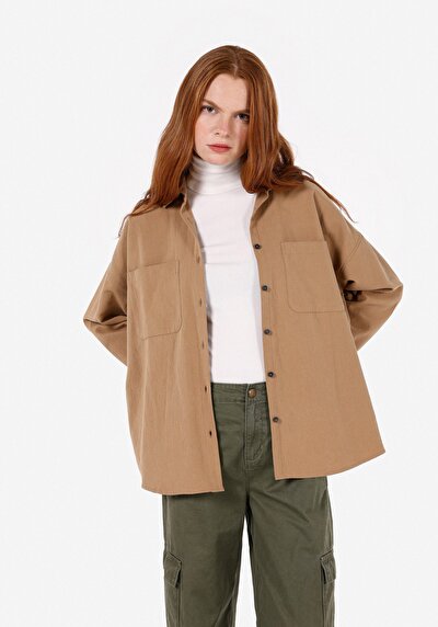 صورة من بني للنساء قميص  كم طويل