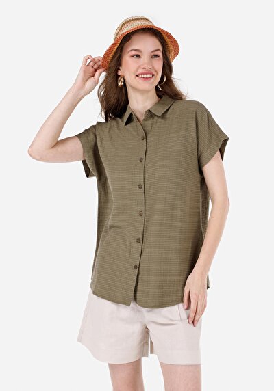 صورة من أخضر للنساء قميص  كم قصير