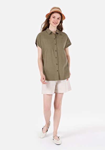 صورة من أخضر للنساء قميص كم قصير