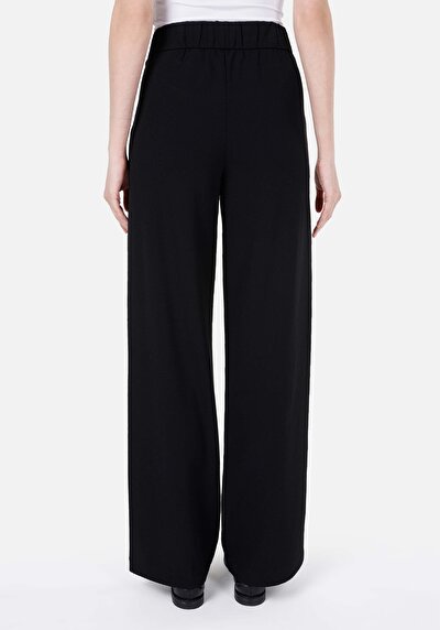 صورة من عادي مناسب بخصر عالي نسائي بنطال رياضي أسود