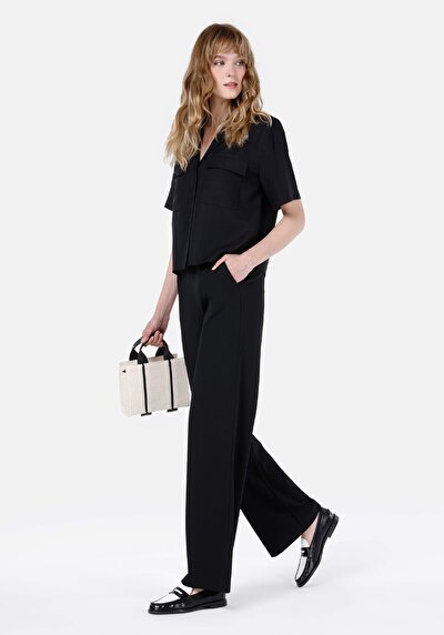 صورة من عادي مناسب بخصر عالي نسائي بنطال رياضي أسود