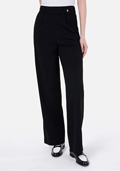 صورة من عادي مناسب بخصر عالي نسائي بنطال رياضي أسود