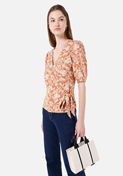 صورة من تي شيرت نسائي بني بأكمام قصيرة بني بقصة ضيقة