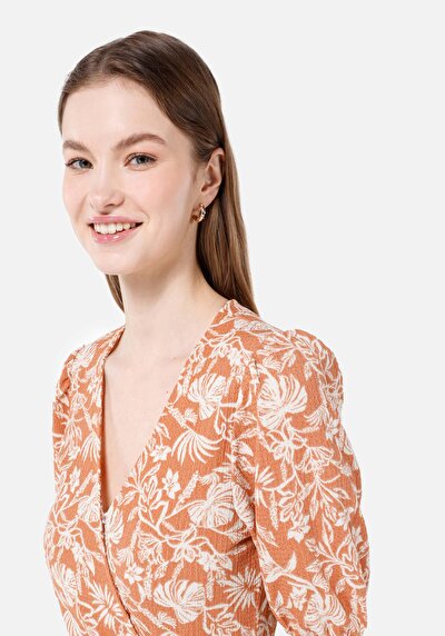 صورة من تي شيرت نسائي بني بأكمام قصيرة بني بقصة ضيقة