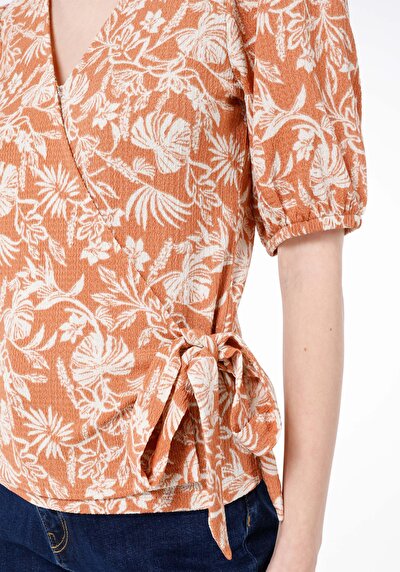 اعرض التفاصيل لـ تي شيرت نسائي بني بأكمام قصيرة بني بقصة ضيقة