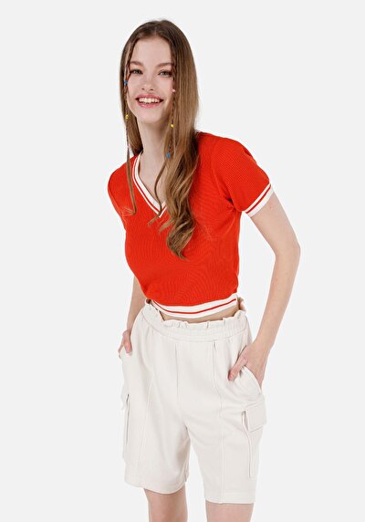 صورة من أحمر للنساء تي شيرت بأكمام قصيرة