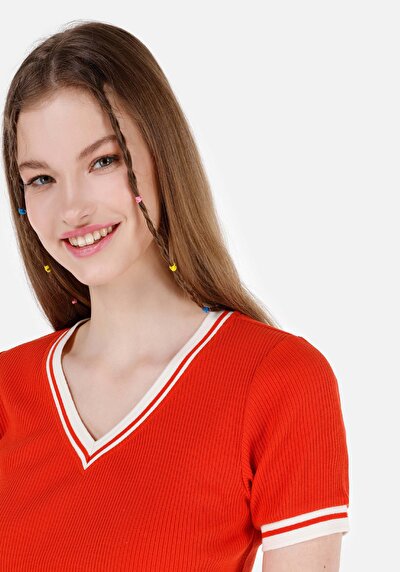 صورة من أحمر للنساء تي شيرت بأكمام قصيرة