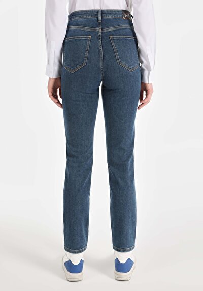 صورة من نحيف الخصر مستقيم الساق نسائية نيلي جينز