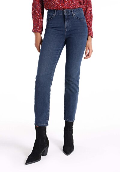 صورة من نحيف الخصر مستقيم الساق نسائية نيلي جينز