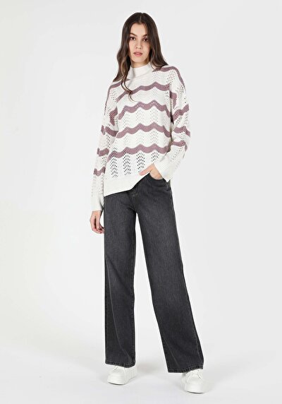 صورة من نصف الياقة المدورة مخطط كنزة بيضاء نسائية