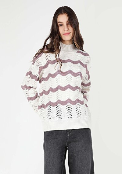 اعرض التفاصيل لـ   نصف الياقة المدورة مخطط كنزة بيضاء نسائية