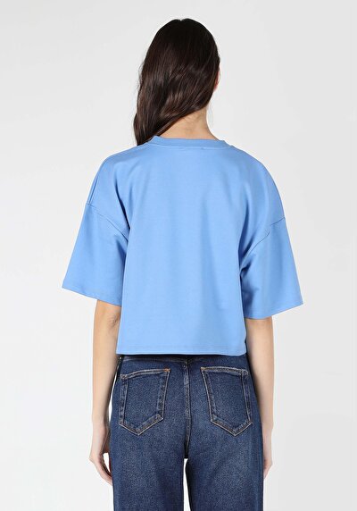 صورة من أزرق للنساء تي شيرت بأكمام قصيرة