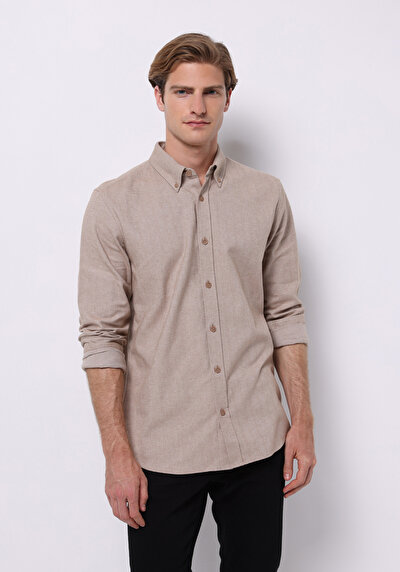 صورة من قميص عادي رقبة مستقيم رجالي بيج كم طويل قميص