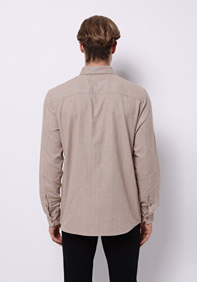 صورة من قميص عادي رقبة مستقيم رجالي بيج كم طويل قميص