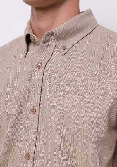 صورة من قميص عادي رقبة مستقيم رجالي بيج كم طويل قميص