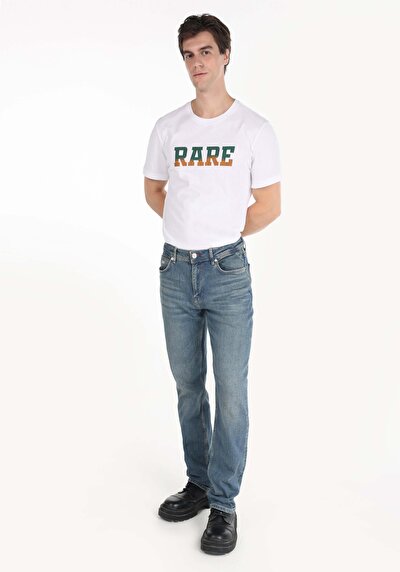 صورة من منتصف الخصر مستقيم الساق الجينز النيلي للرجال