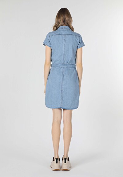 صورة من أزرق فاتح للنساء فستان