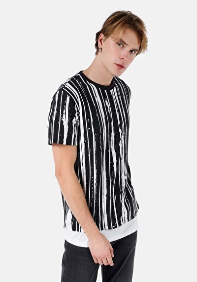 صورة من كومفورت فيت طوق دائري مطبوع تي شيرت أسود بأكمام قصيرة للرجال