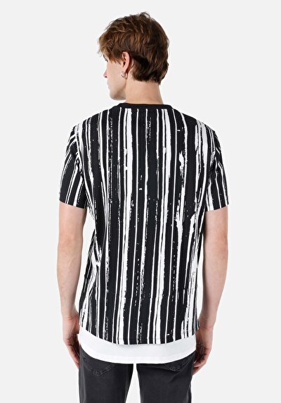 صورة من كومفورت فيت طوق دائري مطبوع تي شيرت أسود بأكمام قصيرة للرجال