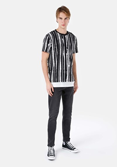 صورة من كومفورت فيت طوق دائري مطبوع تي شيرت أسود بأكمام قصيرة للرجال