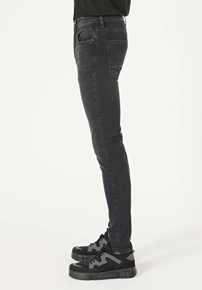 صورة من أسود للرجال بناطيل