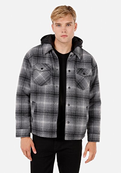 صورة من معطف رجالي رمادي عادي