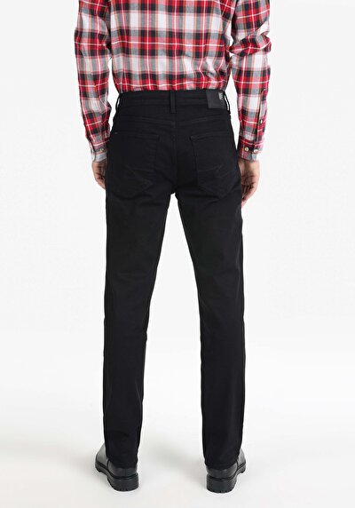 صورة من أسود للرجال بناطيل