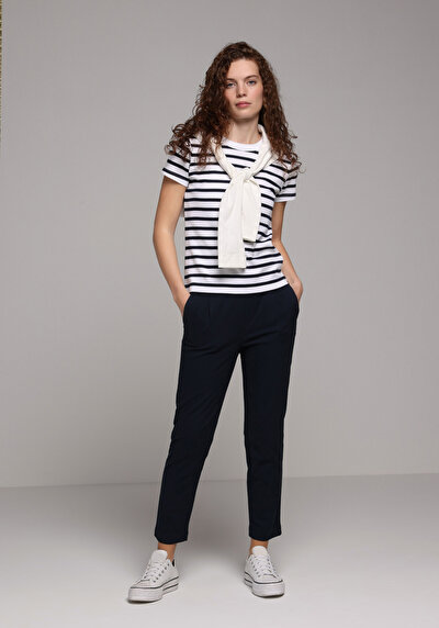 صورة من أزرق بحري للنساء بناطيل