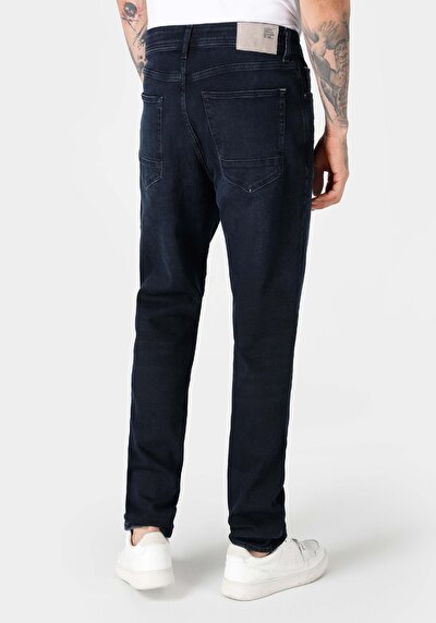 صورة من أزرق بحري للرجال بناطيل