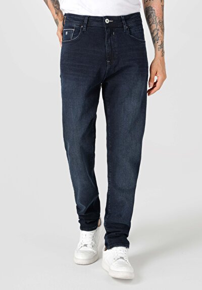 صورة من أزرق بحري للرجال بناطيل