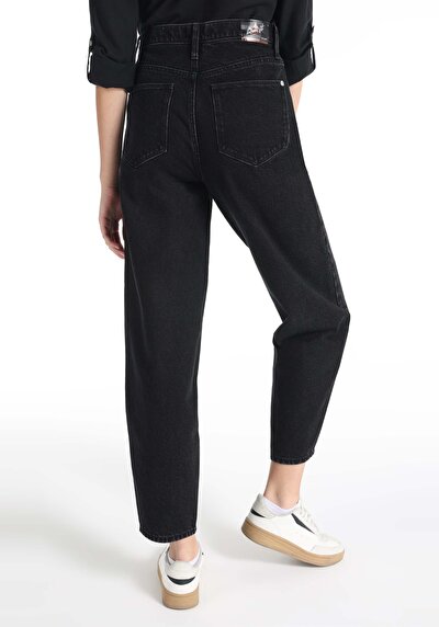 صورة من أسود للنساء بناطيل