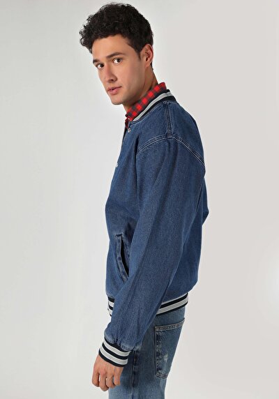 صورة من سترة زرقاء رجالية غير مبطنة بقصة كبيرة