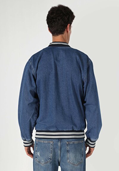 صورة من سترة زرقاء رجالية غير مبطنة بقصة كبيرة