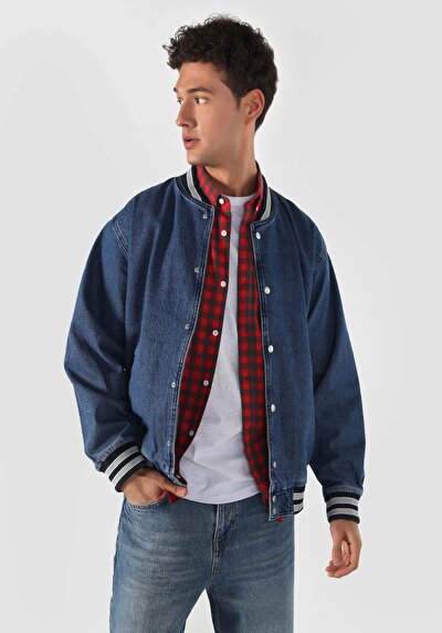 صورة من سترة زرقاء رجالية غير مبطنة بقصة كبيرة