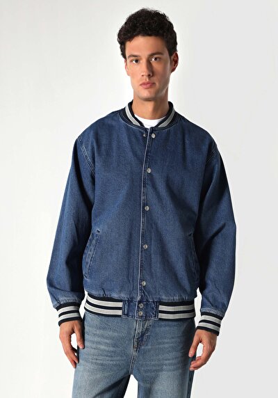 صورة من سترة زرقاء رجالية غير مبطنة بقصة كبيرة