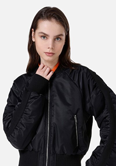 اعرض التفاصيل لـ   طوق مهيمن بسحاب معطف أسود نسائي