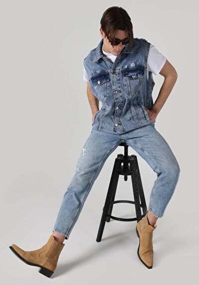 صورة من سترة زرقاء رجالية كلاسيك غير مبطن مع أزرار ذات ياقات