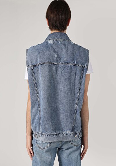 صورة من سترة زرقاء رجالية كلاسيك غير مبطن مع أزرار ذات ياقات