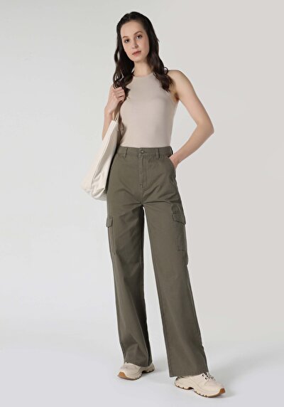 صورة من كاكي للنساء بناطيل