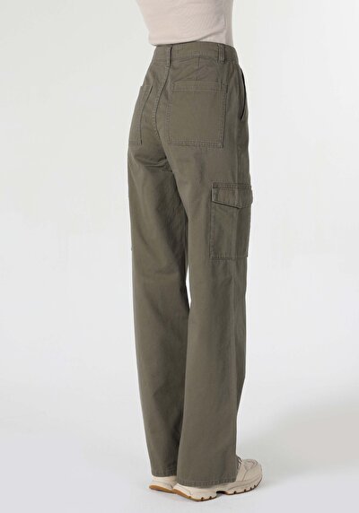 صورة من كاكي للنساء بناطيل