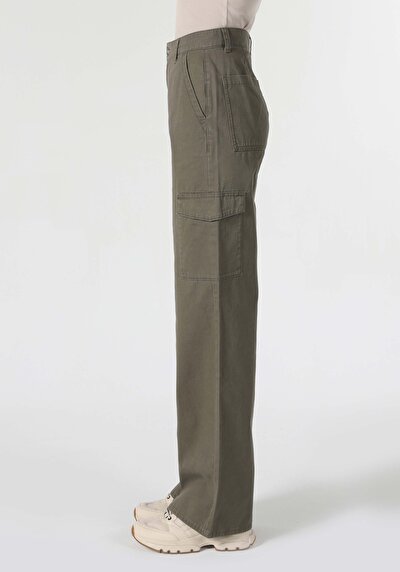 صورة من كاكي للنساء بناطيل